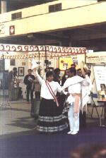 Virginia Pauca y William Caballero presentando una Marinera