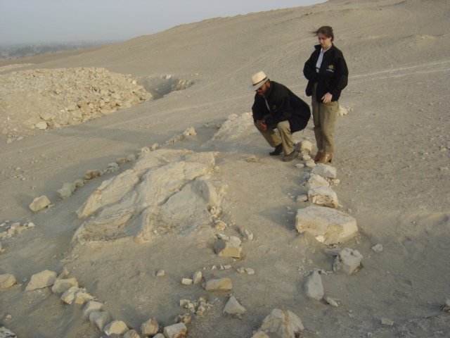 Carine et Guy Vanackeren aux côtés d'un fossile marin