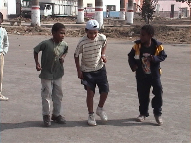 Enfant de Chincha dansant une sorte de claquettes glissées