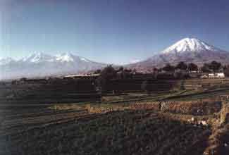 Campagne d'Arequipa avec dans le fond à droite le volcan Misti