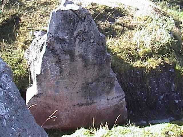 pierre taillée aux bords escalonnés