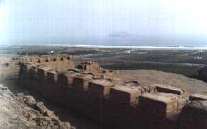 depuis Pachacamac, la panamericaine sud et l'océan Pacifique