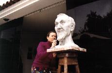 Notre compatriote Claire Lambinet ralisant le buste de Jules Gaudron