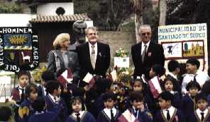 Son Excellence l'Ambassadeur de Belgique entourr de Monsieur et Madame Edouardo Croquet